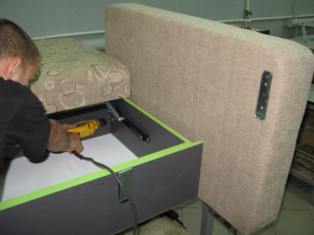 Ремонт дивана и перетяжка в Махачкале от Мастер24 – профессионально и недорого, от 1036 руб